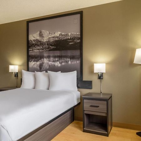 Super 8 By Wyndham Clinton Hotel Exterior photo