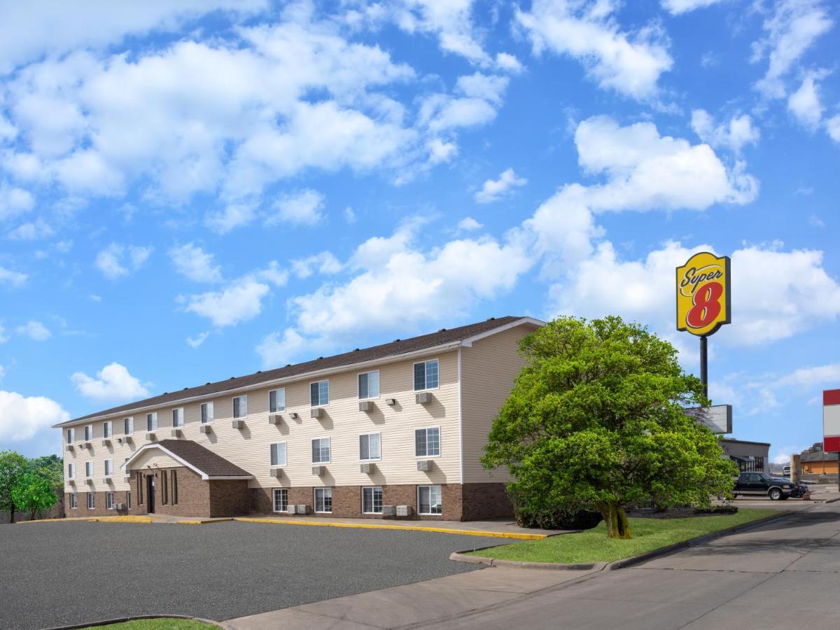 Super 8 By Wyndham Clinton Hotel Exterior photo