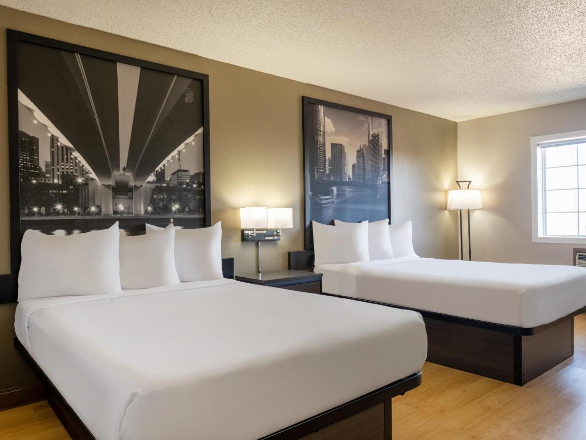 Super 8 By Wyndham Clinton Hotel Exterior photo
