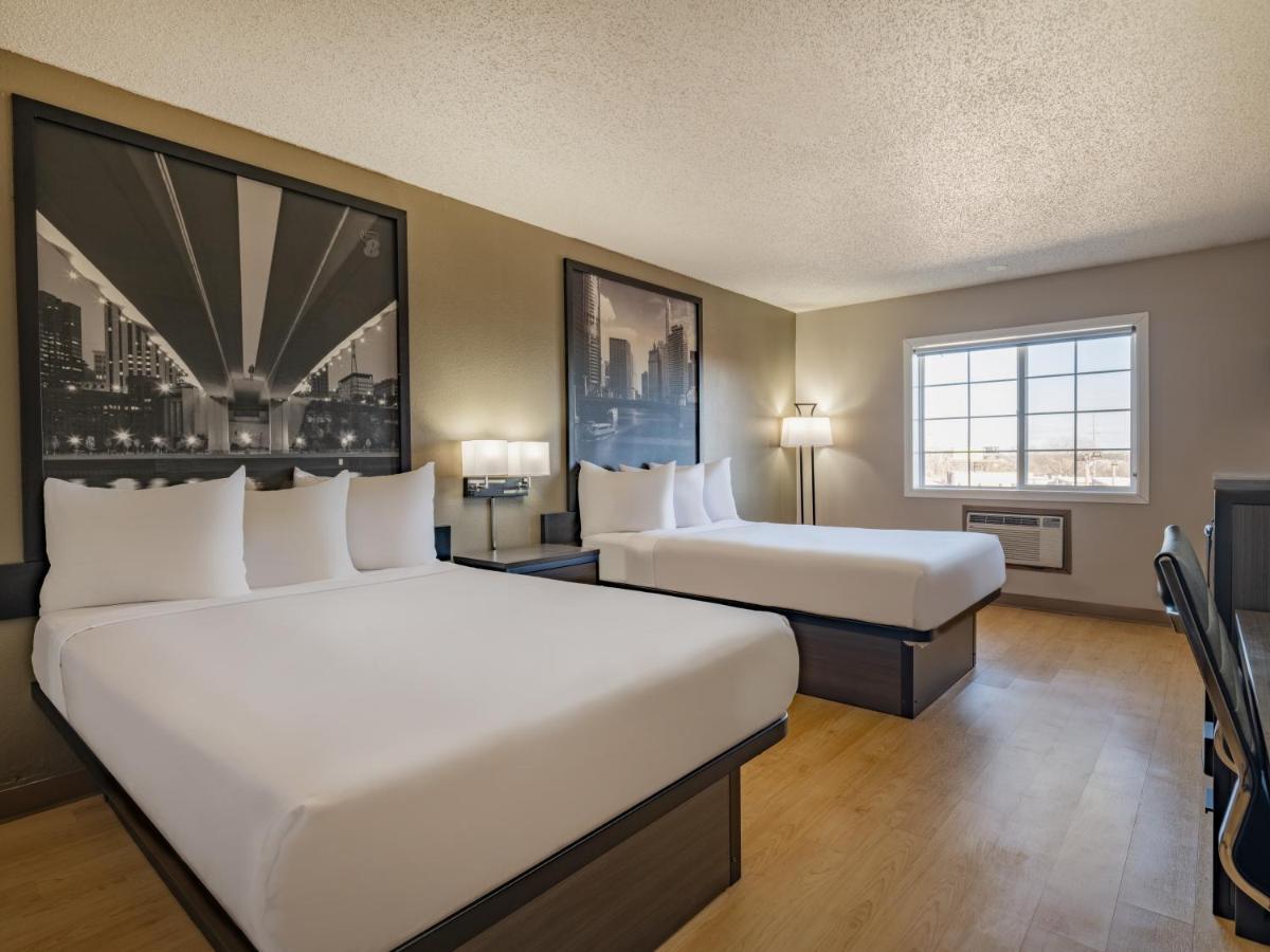 Super 8 By Wyndham Clinton Hotel Exterior photo