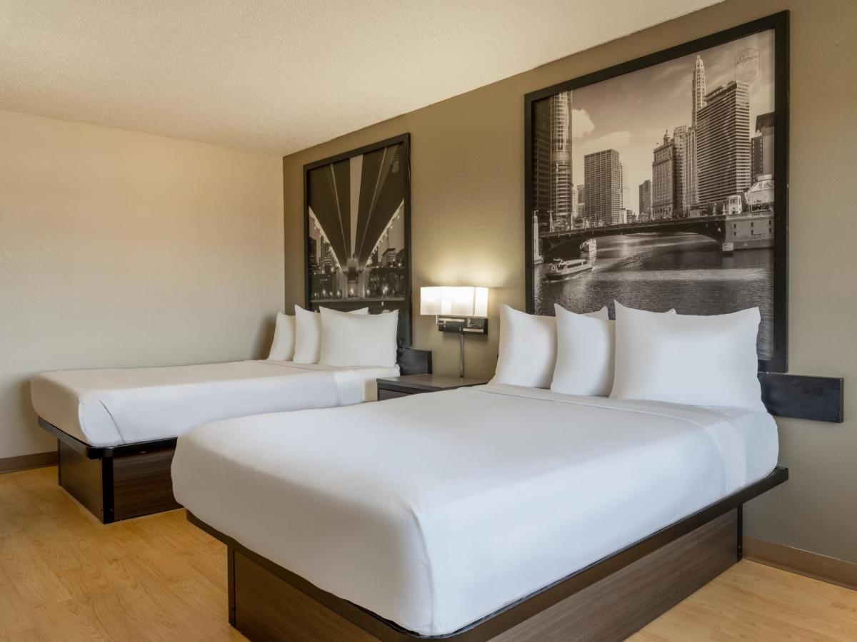 Super 8 By Wyndham Clinton Hotel Exterior photo