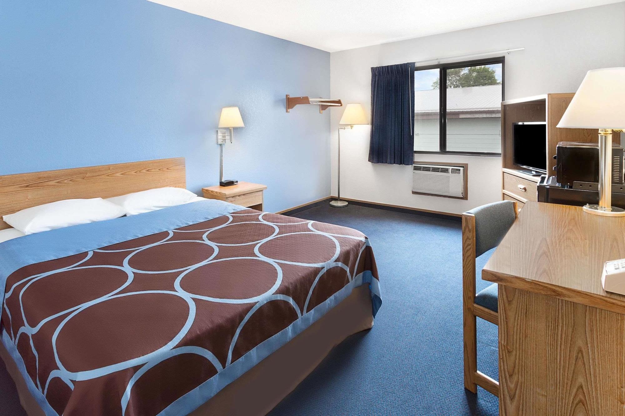Super 8 By Wyndham Clinton Hotel Exterior photo