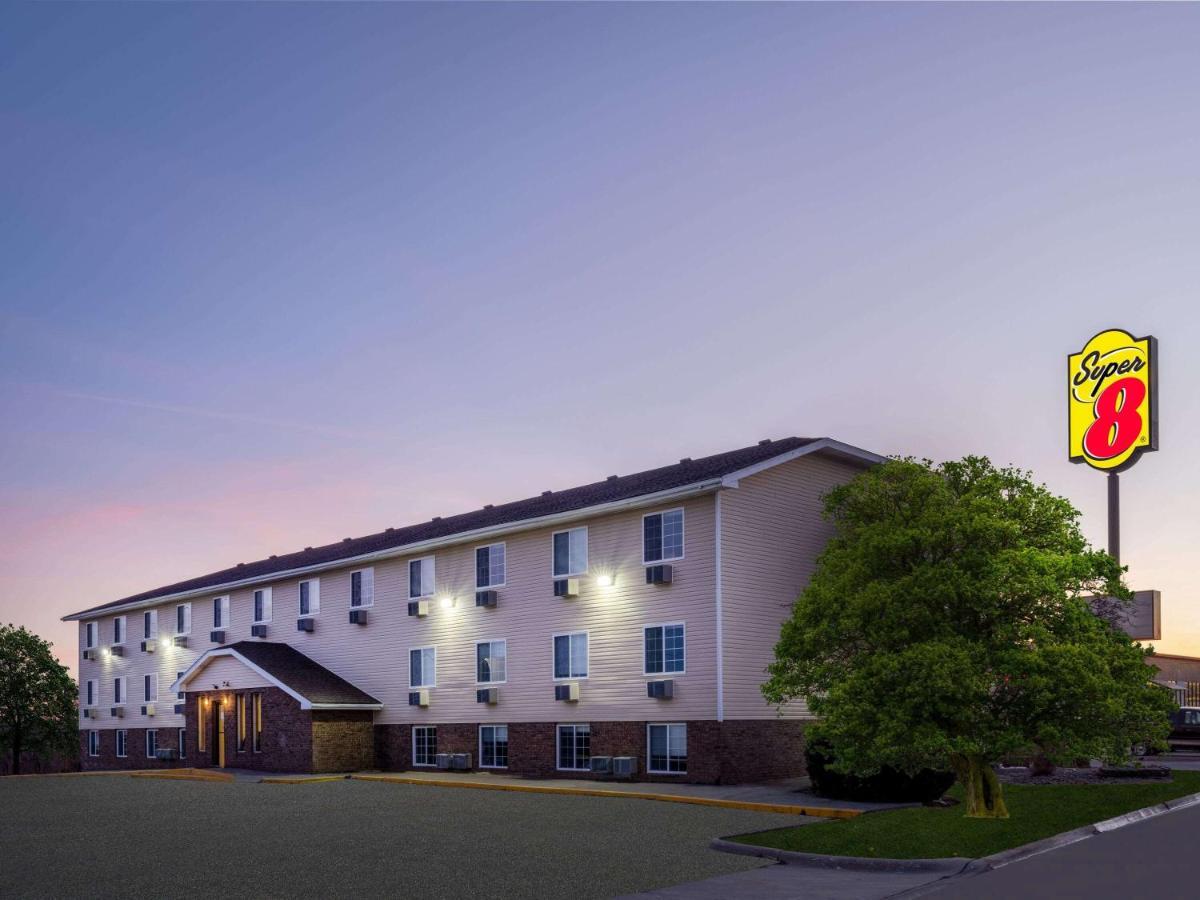 Super 8 By Wyndham Clinton Hotel Exterior photo