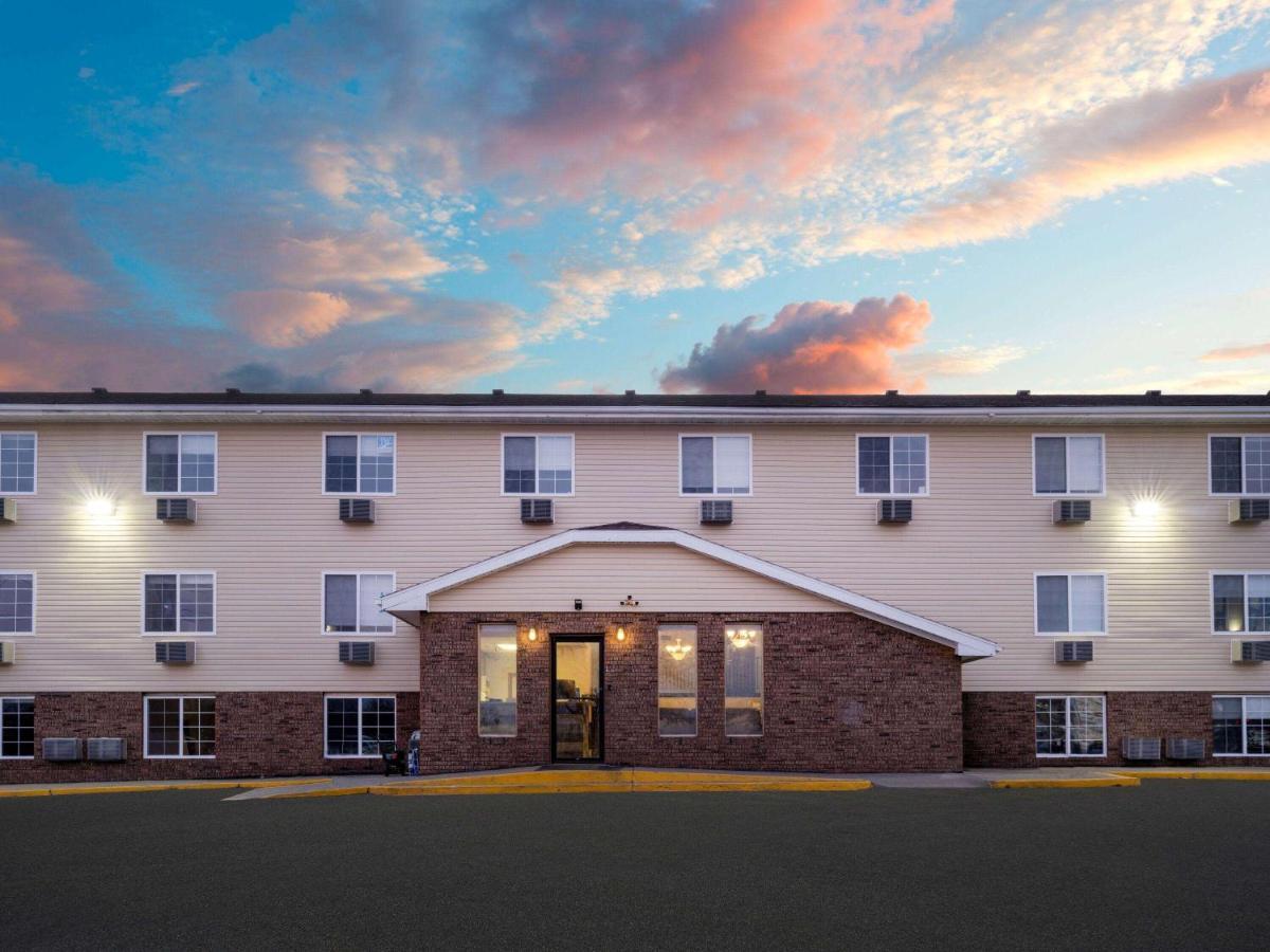 Super 8 By Wyndham Clinton Hotel Exterior photo
