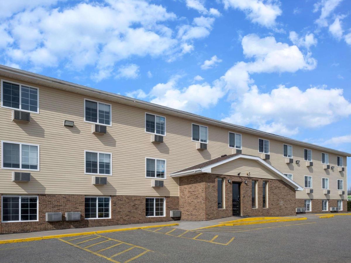 Super 8 By Wyndham Clinton Hotel Exterior photo