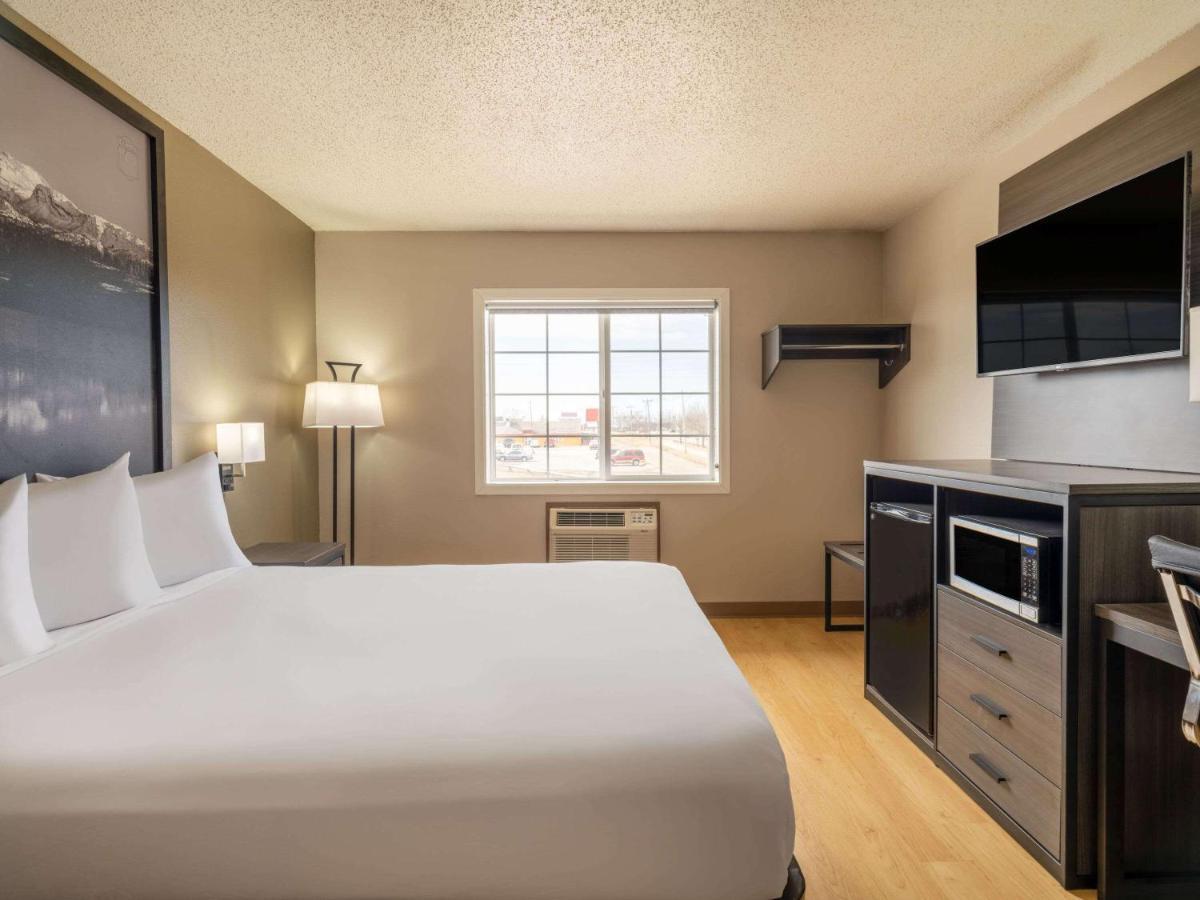 Super 8 By Wyndham Clinton Hotel Exterior photo