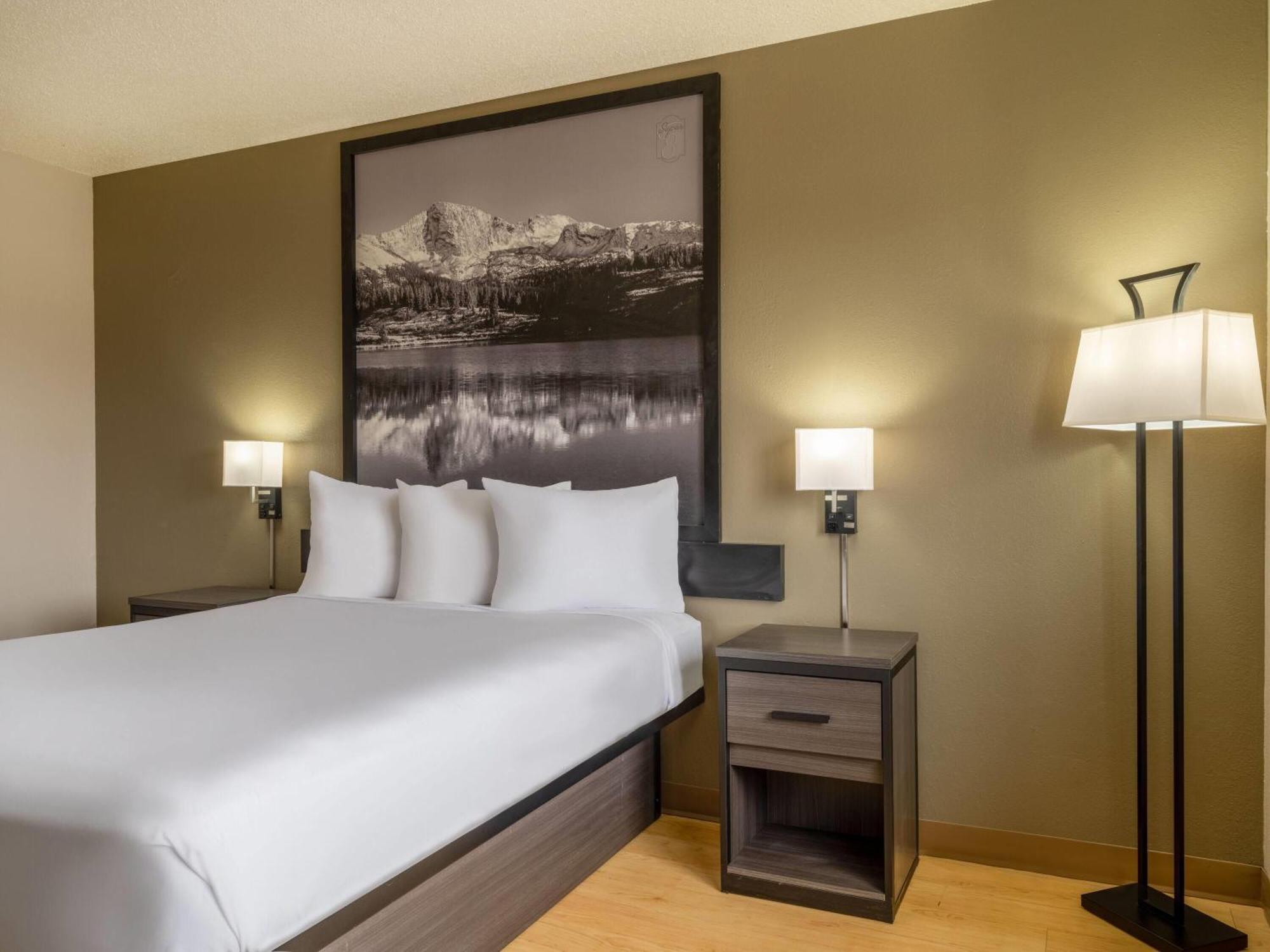 Super 8 By Wyndham Clinton Hotel Exterior photo